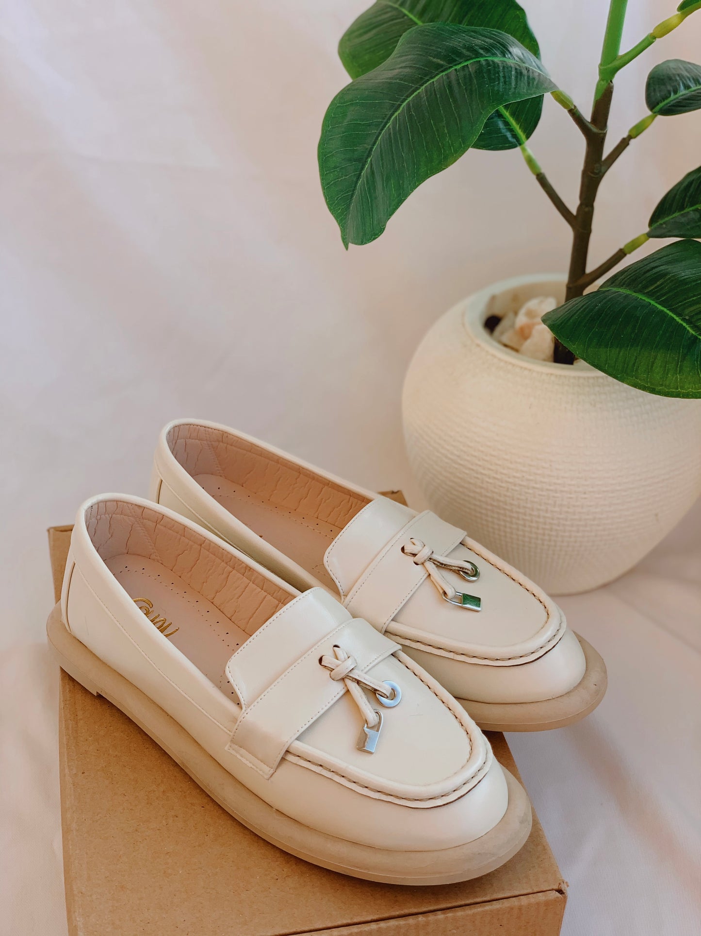 Leather flat shoes