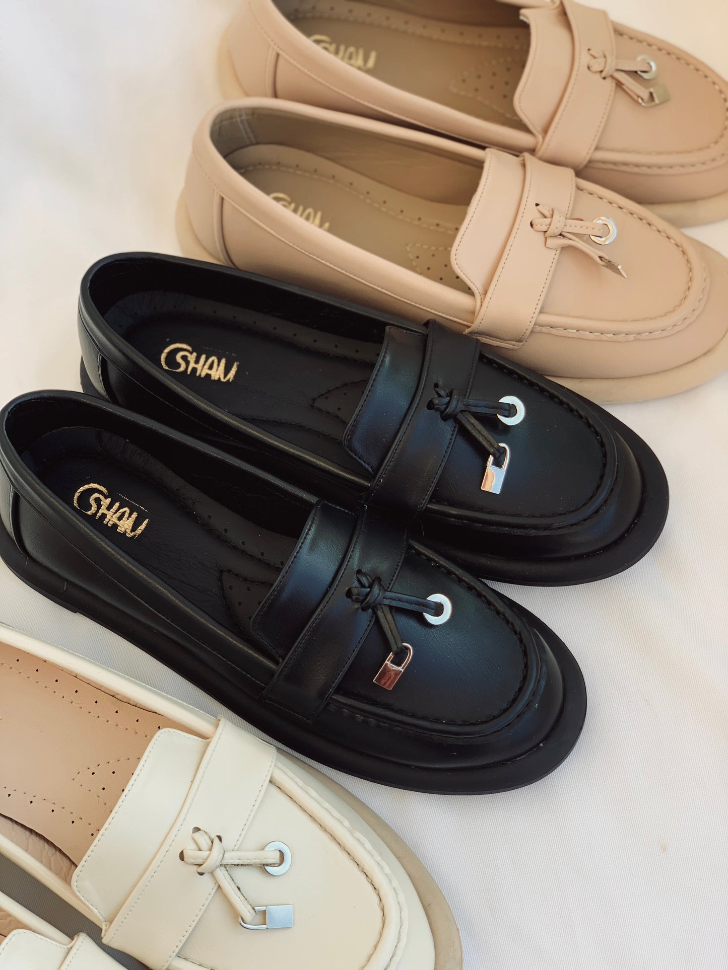 Leather flat shoes