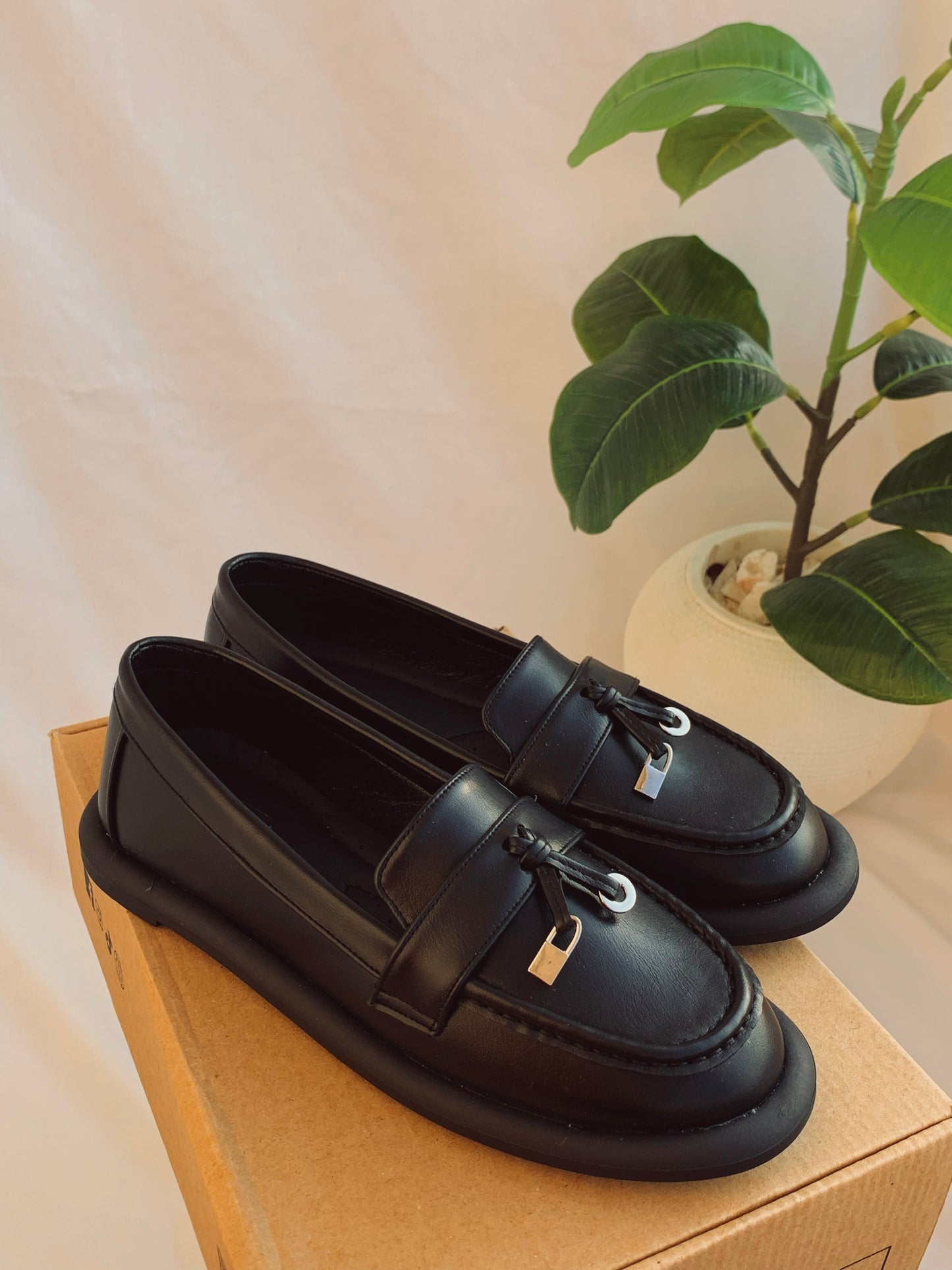 Leather flat shoes